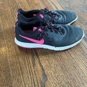 Nike Running sneaker in black and Pink